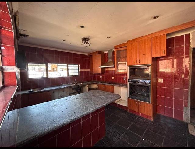 6 BEDROOM HOUSE FOR SALE IN TURFFONTEIN